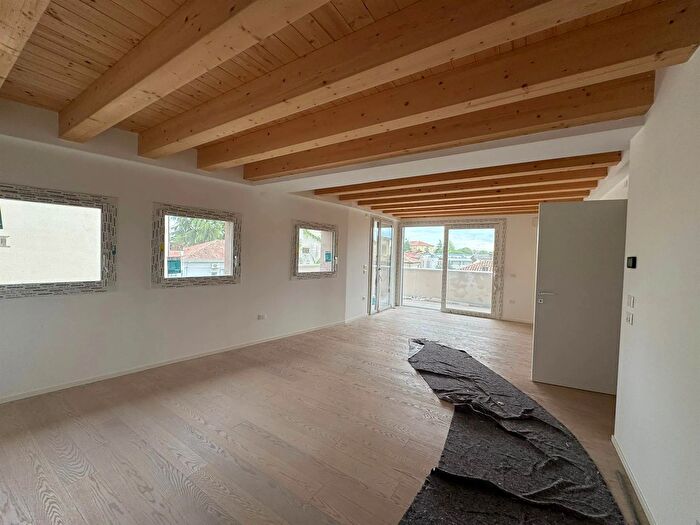 Appartamento con 6 locali in vendita in Treviso, Treviso