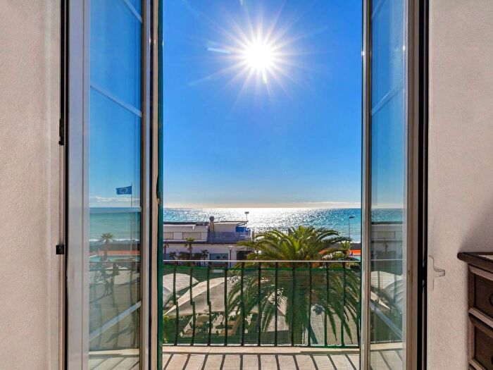 Appartamento quadrilocale in affitto in Piazza Vittorio Emanuele II, Centro, Finale Ligure