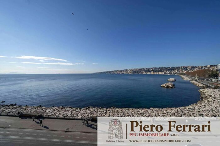 Appartamento con 15 locali in vendita in Via Chiatamone Napoli, Napoli