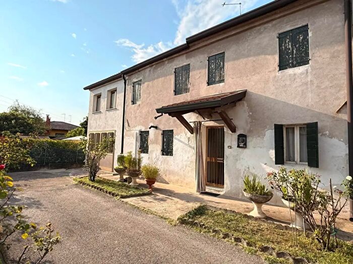 Casa con 8 locali in vendita in Martellago
