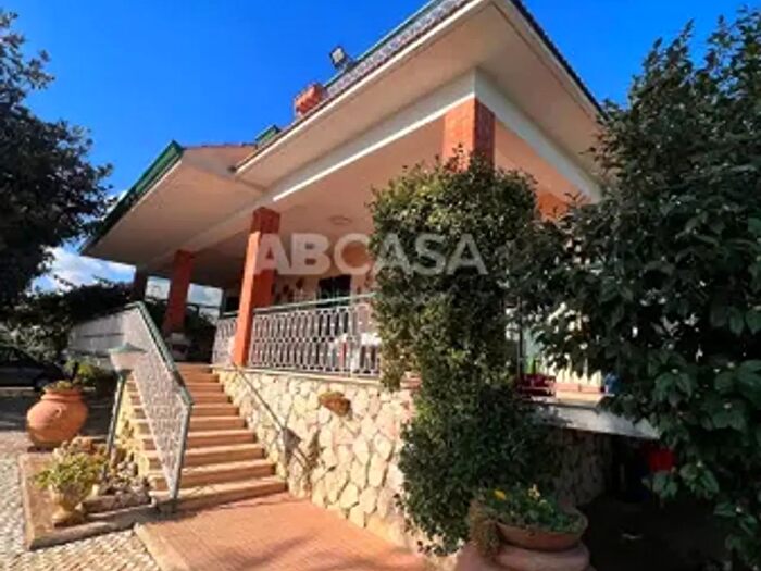 Casa con 6 locali in vendita in Via del Mandorlo, Velletri