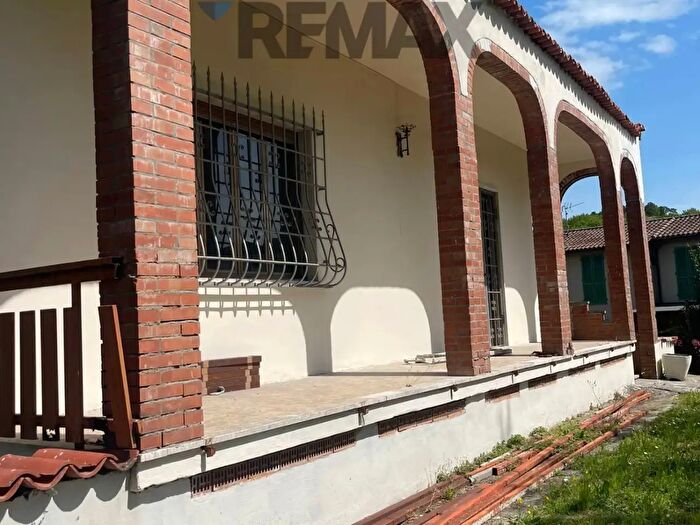 Casa con 15 locali in vendita in Capannori
