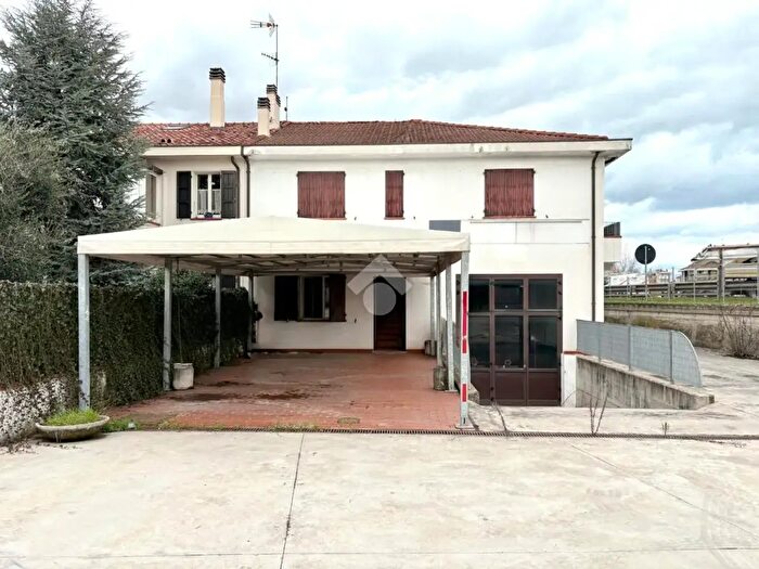 Casa con 6 locali in vendita in Via Tosca, Rimini