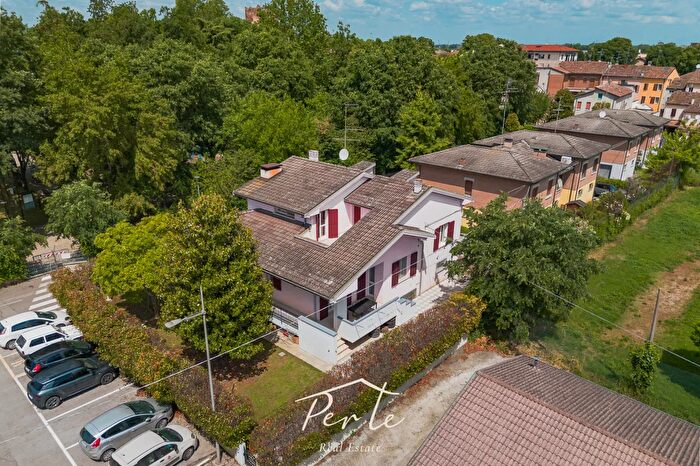 Casa con 6 locali in vendita in Viale Goffredo Mameli, Reggiolo