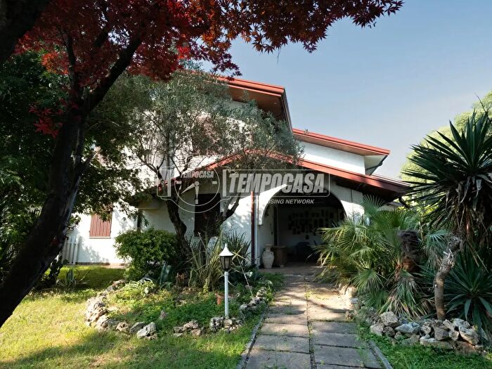Appartamento con 6 locali in vendita in Via Scapacchiò, Selvazzano Dentro