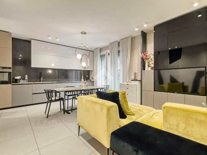 Appartamento trilocale in vendita in Via Parisio, Bologna