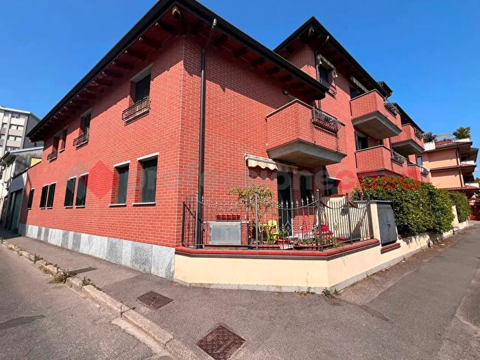 Appartamento trilocale in vendita in Via Piave, Rho