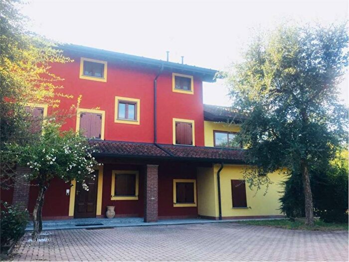 Casa con 6 locali in affitto in Via Aronco, Centro, Castelletto Sopra Ticino
