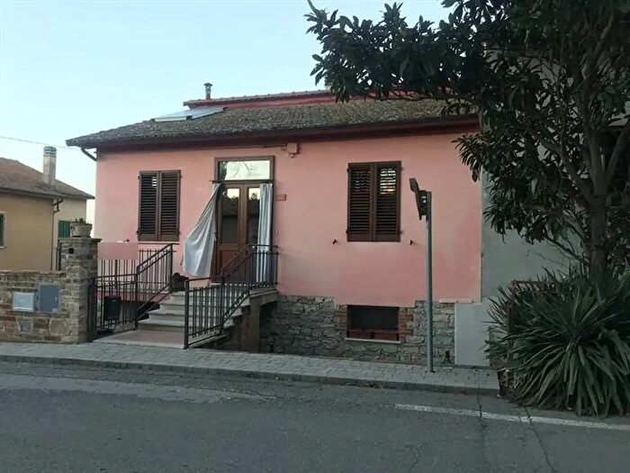 Casa quadrilocale in vendita in Castiglione Del Lago