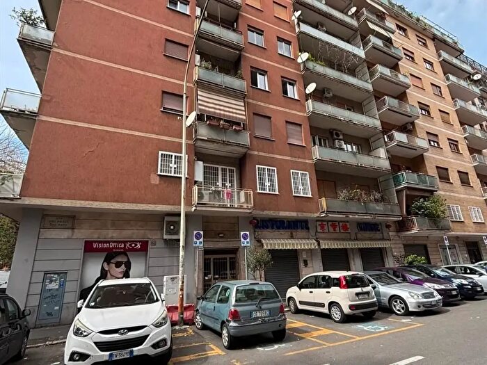 Appartamento trilocale in vendita in Via dei Prati dei Papa, Roma
