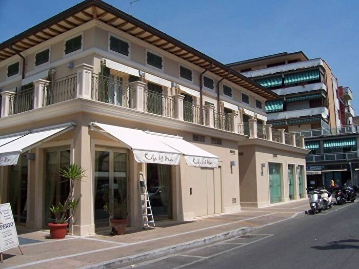 Appartamento trilocale in affitto in Piazza Giovanni Pellerano, Marina di Massa Centro, Massa