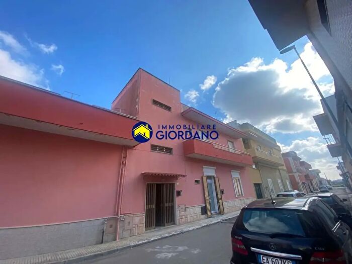 Appartamento con 9 locali in vendita in Via Giacomo Matteotti Via dAurio, Surbo