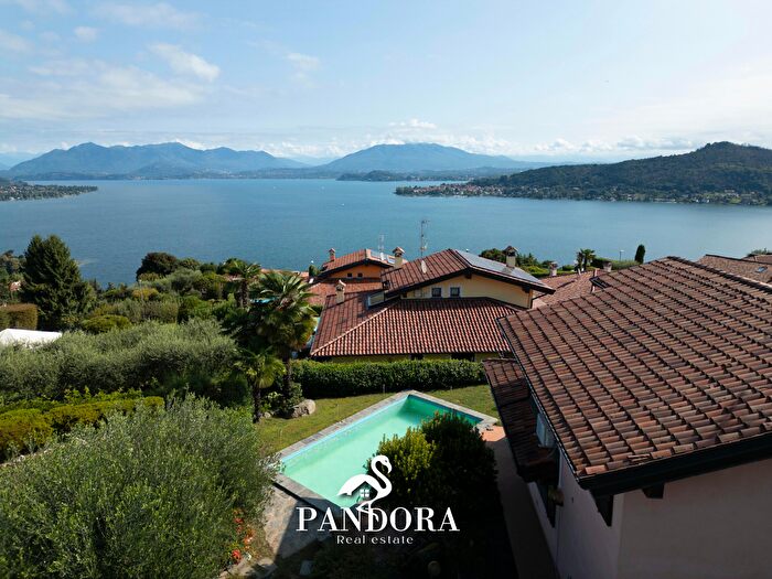 Casa con 6 locali in vendita in Via Moncalvo, Meina