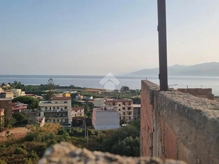 Casa quadrilocale in vendita in Via Caracciolo, Reggio di Calabria