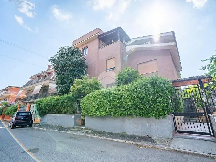 Appartamento trilocale in vendita in Via Cerzeto, Roma