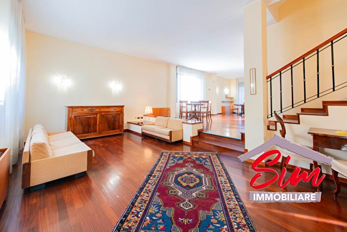 Casa con 7 locali in vendita in Via Camoletti Snc, Novara