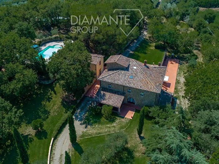 Casa con 15 locali in vendita in Bucine