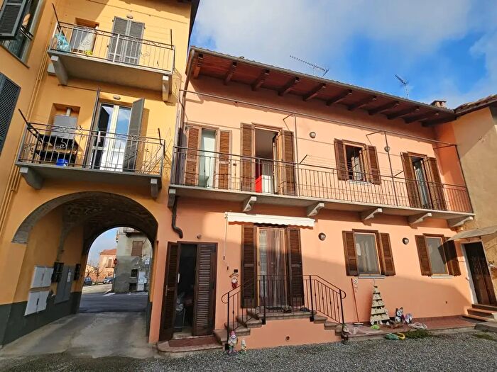 Casa con 8 locali in vendita in Via Vittorio Emanuele III, Montechiaro DAsti