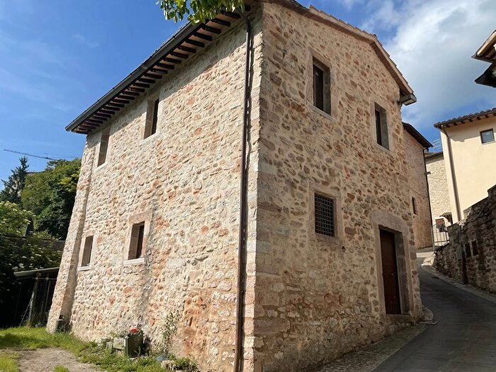 Casa con 5 locali in vendita in Sellano