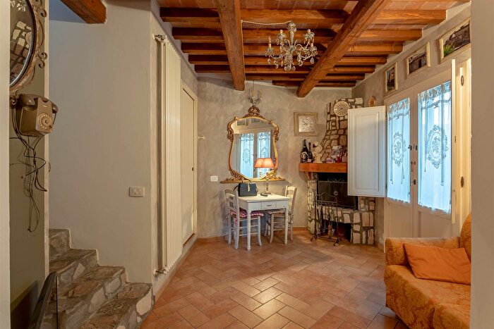 Casa trilocale in vendita in Piazza San Michele, Carmignano