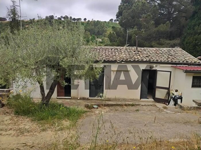 Casa con 5 locali in vendita in Contrada Rasalgone Snc, Piazza Armerina
