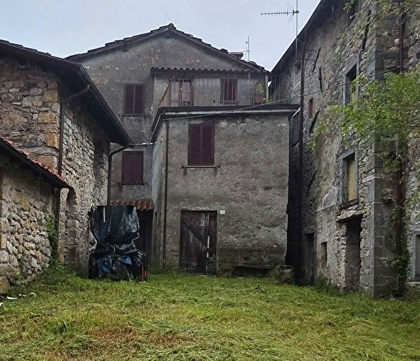 Casa con 6 locali in vendita in Via Umberto, Vagli Sotto