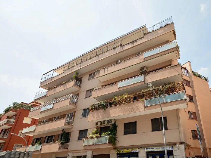 Appartamento trilocale in vendita in Via Festo Avieno, Roma