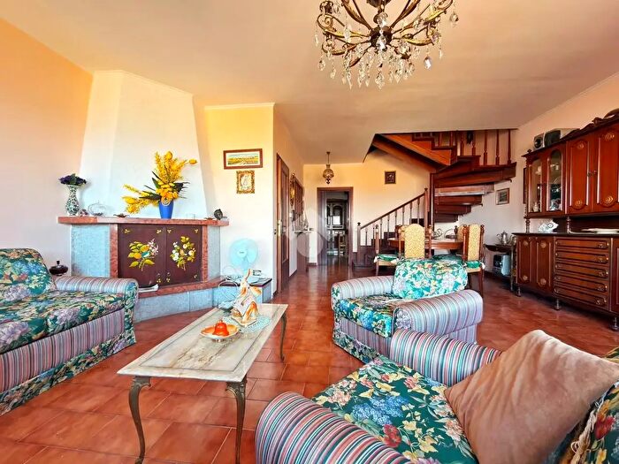 Casa con 7 locali in vendita in Via Rocca, Fossato Di Vico