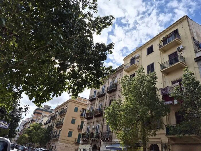 Appartamento con 8 locali in vendita in Via Re Federico, Palermo