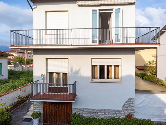 Casa con 9 locali in vendita in Camaiore