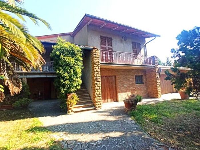 Casa con 6 locali in vendita in Via Giuseppe Garibaldi, Castiglione Del Lago