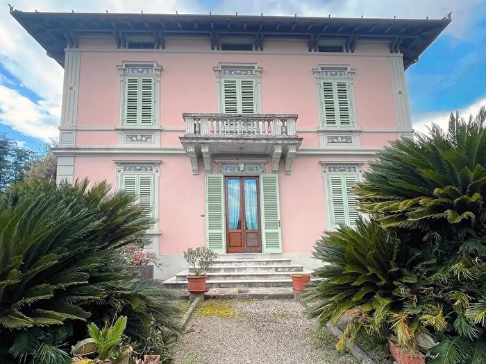 Casa con 12 locali in vendita in Pescia