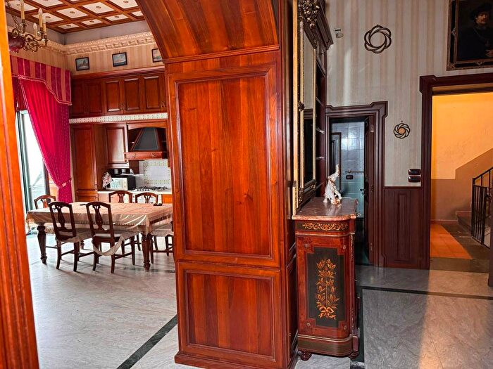Appartamento con 6 locali in affitto in Via Duomo, Centro Storico, Napoli