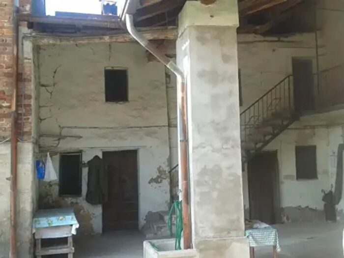 Casa con 6 locali in vendita in Via Risorgimento, Palazzo Pignano