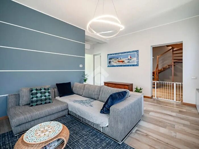 Appartamento quadrilocale in vendita in Via Privata Francesco Petrarca, Valgreghentino