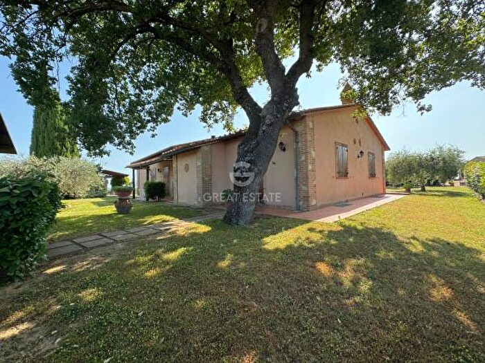 Casa con 6 locali in vendita in Paciano