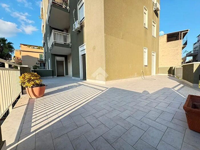 Appartamento trilocale in vendita in Via Anapo, Palermo