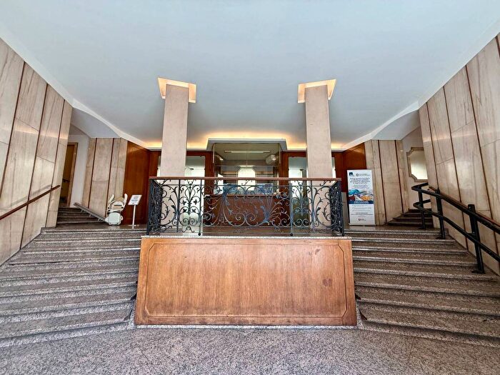 Casa quadrilocale in affitto in Via Uberto Visconti di Modrone, Borgogna Largo Augusto, Milano