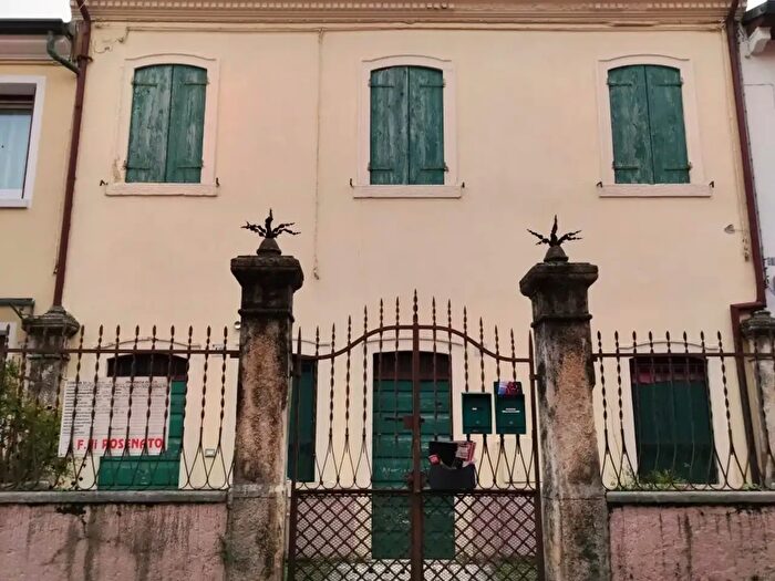 Casa con 9 locali in vendita in Via Radisi, San Martino Buon Albergo