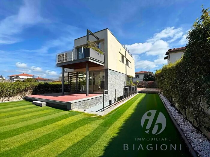 Casa con 10 locali in vendita in a degli Oleandri, Camaiore