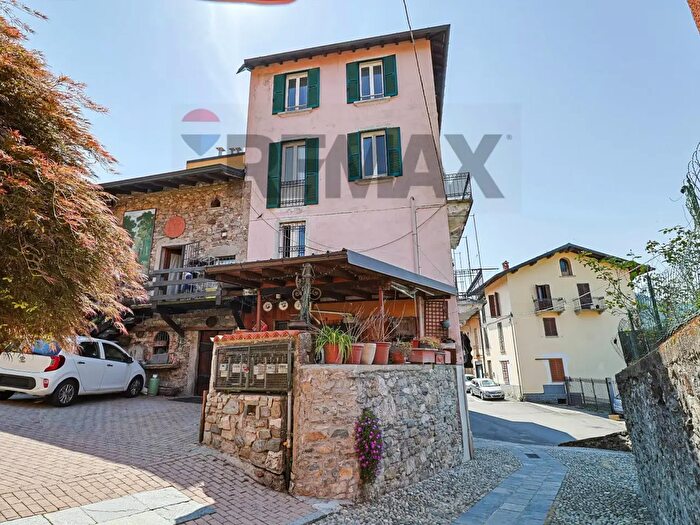 Appartamento quadrilocale in vendita in Via Sabotino, Cunardo