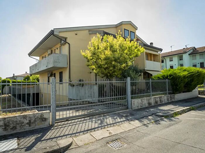 Appartamento con 5 locali in vendita in Via Don Luigi Callegaro, Due Carrare