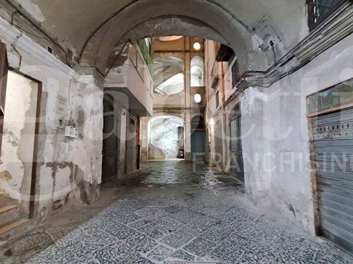Appartamento bilocale in affitto in Via Giovanni Paladino, Centro Storico, Napoli