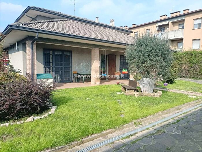 Casa quadrilocale in vendita in Via della Vignola, Pandino