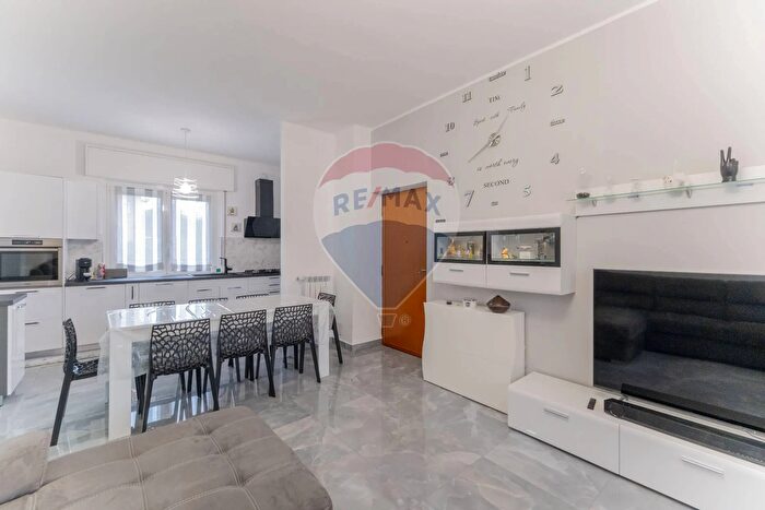 Appartamento trilocale in vendita in Via Milano, Cairate