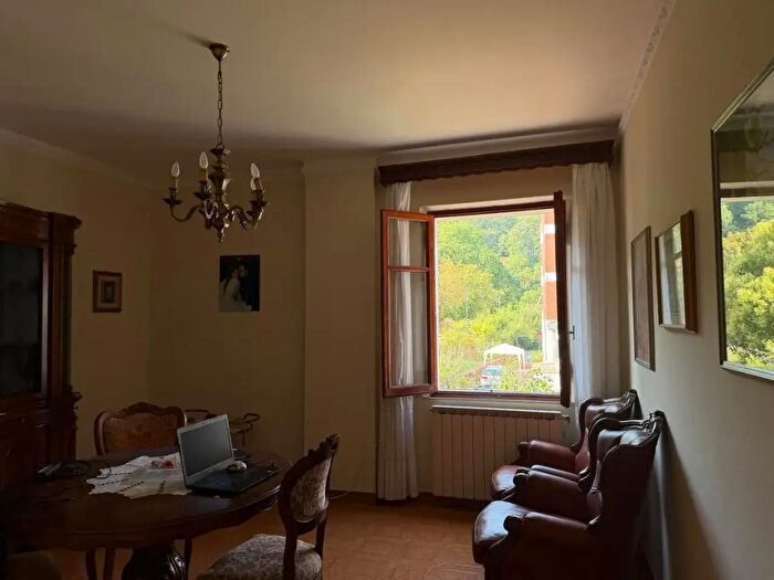 Casa con 9 locali in vendita in Aulla