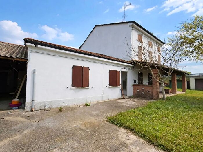 Casa con 6 locali in vendita in Concordia Sulla Secchia