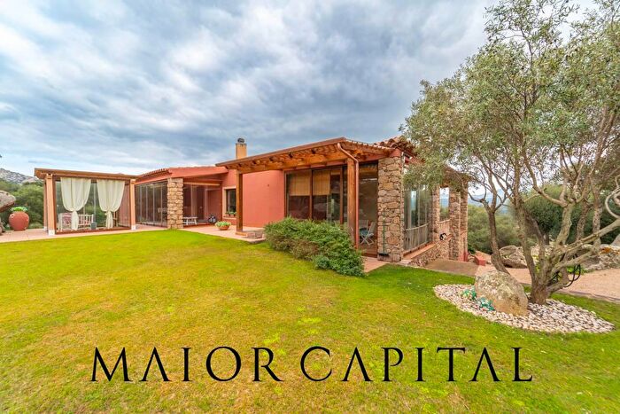 Casa con 7 locali in vendita in Via Augusto, Arzachena