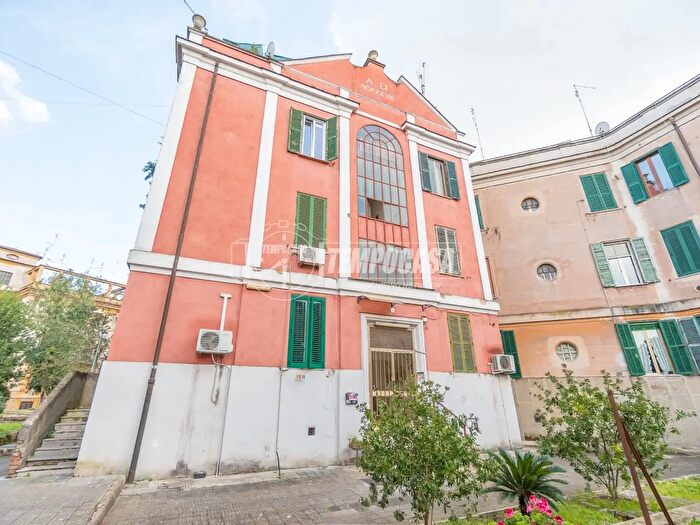 Appartamento trilocale in vendita in Via Enrico Cravero, Roma