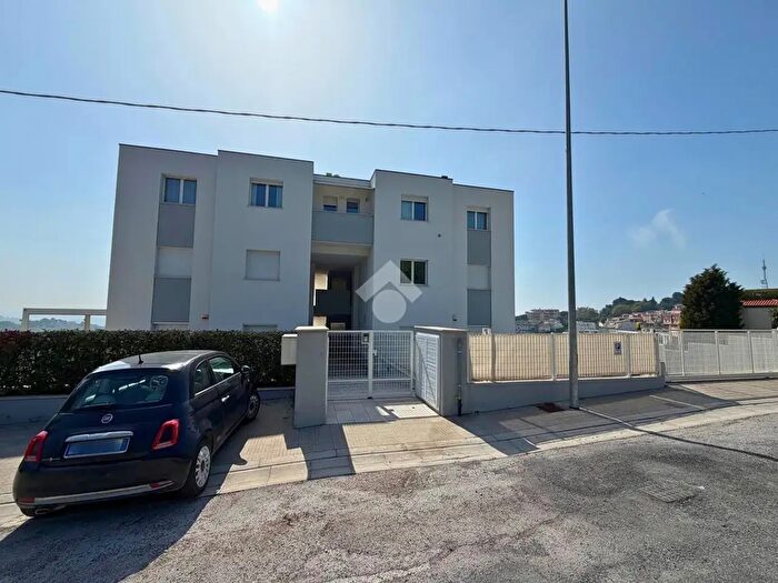 Appartamento trilocale in vendita in Via del Conero, Ancona